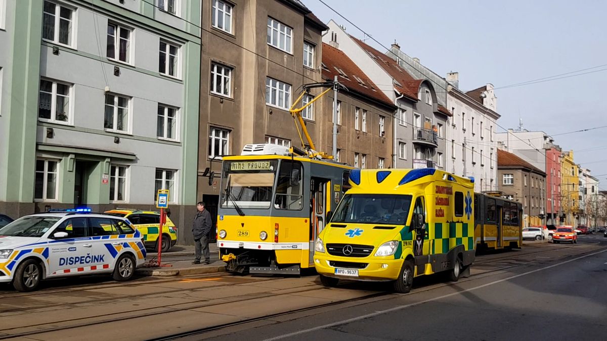 Tramvaj srazila v Plzni ženu, hasiči zraněnou vyprošťovali